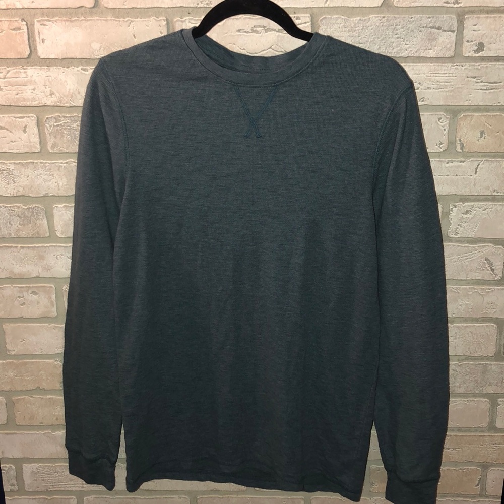 Like new men’s Urban Pipeline L long sleeve shirt.